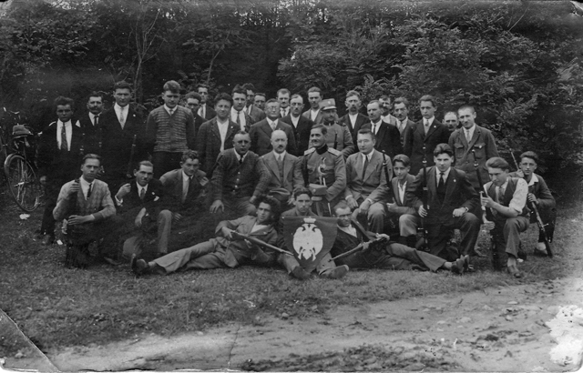 Zgodnja skupinska fotografija članov strelskega društva